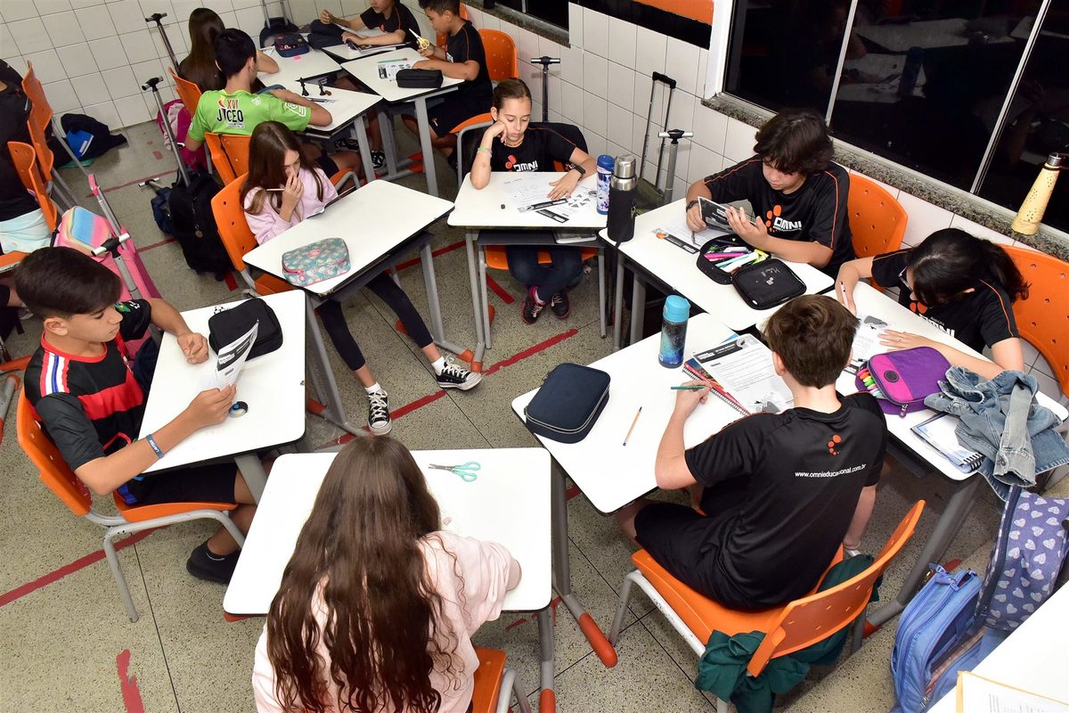 Alunos do OMNI em atividade pedagógica prática
