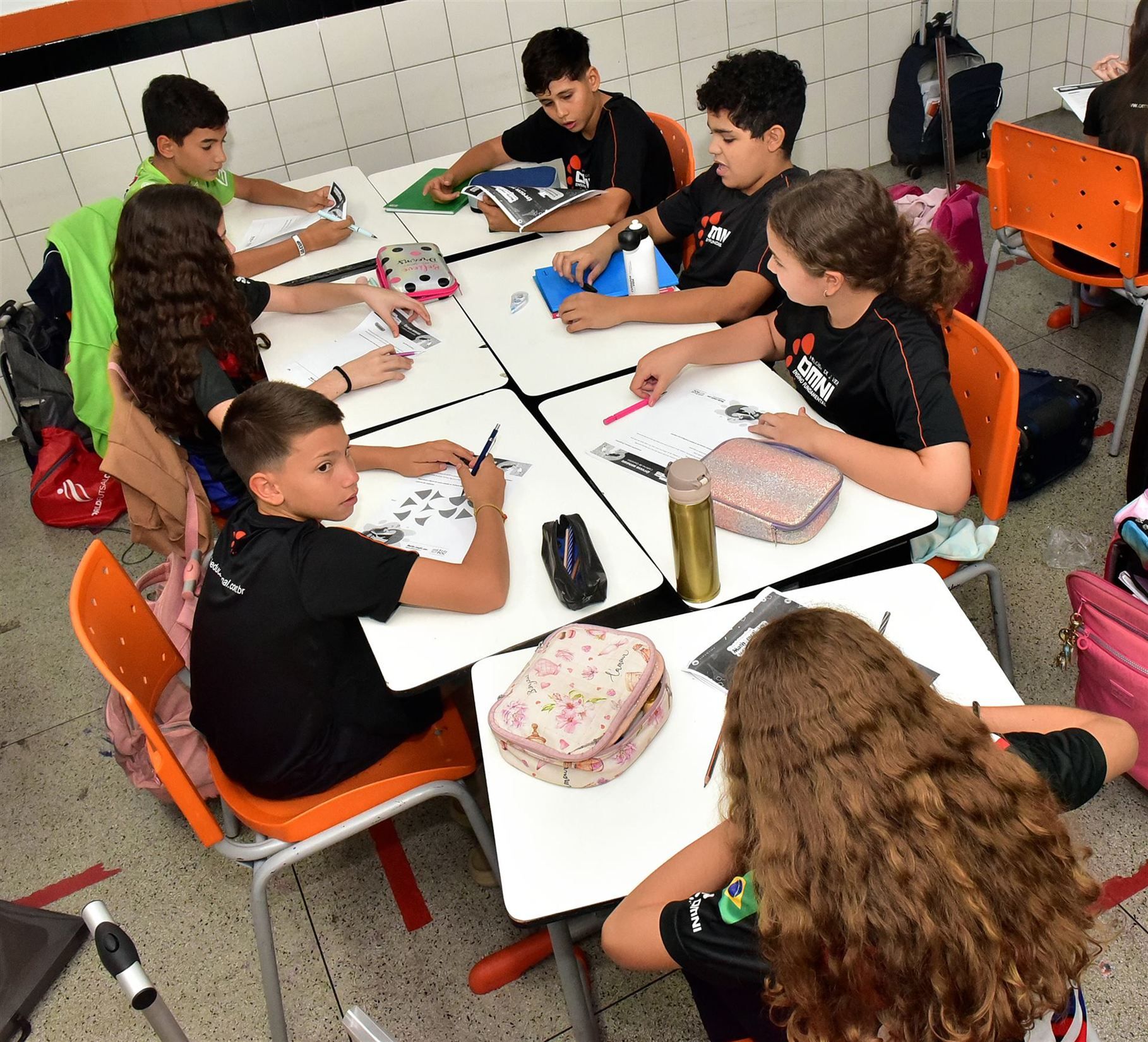 Alunos em mesa redonda com atividades propostas pelos professores do Centro Educacional OMNI