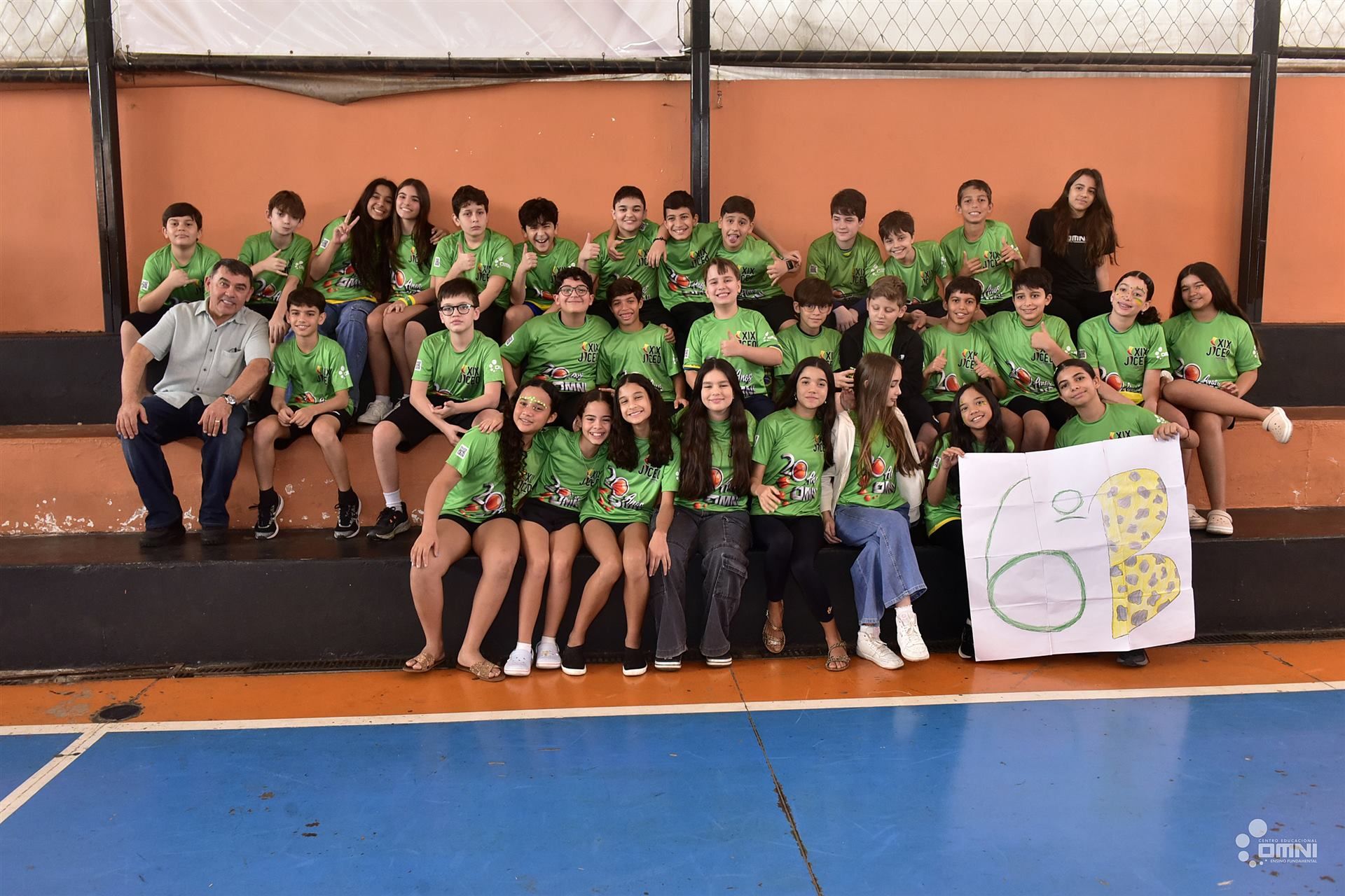 Turma do 6º B do Centro Educacional OMNI reunida com o professor