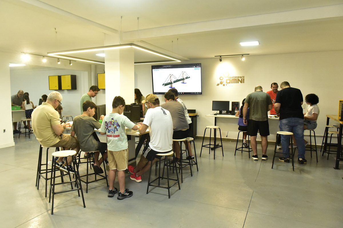 Alunos e famílias no Makerspace OMNI, o espaço maker da escola