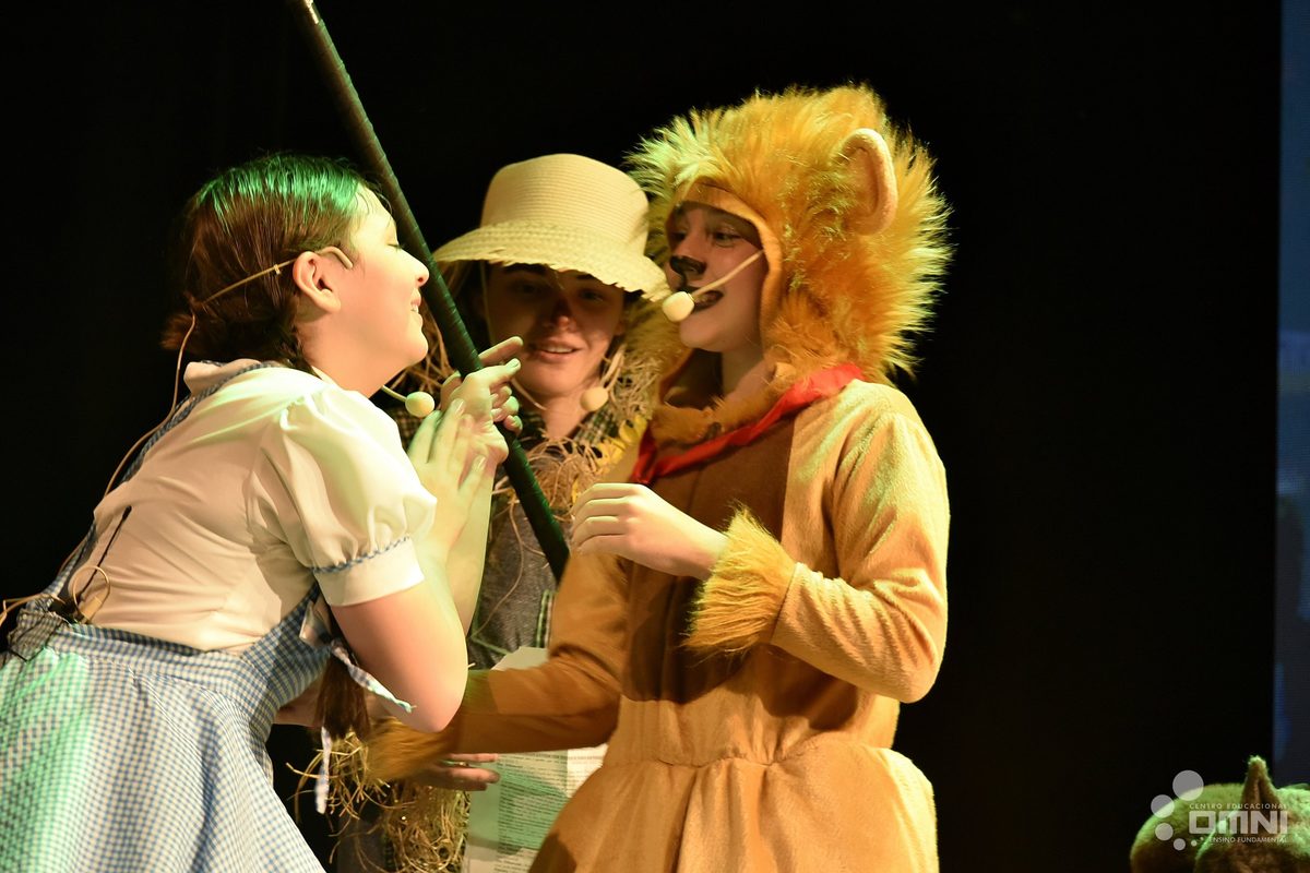 Alunos do OMNI em apresentação de teatro, uma das atividades extracurriculares
