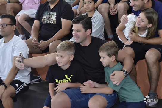 Pais e filhos juntos torcendo em evento esportivo do OMNI