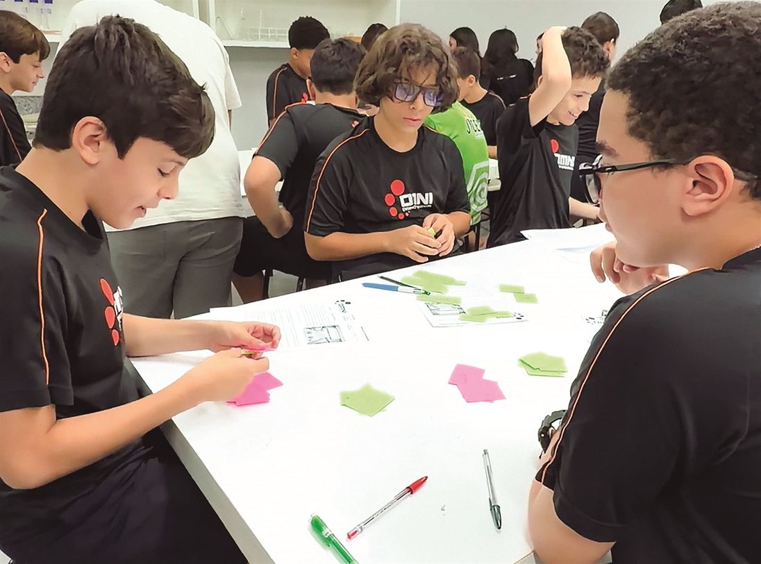 Alunos das Séries Finais do OMNI em atividade colaborativa de sala de aula