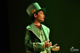 Aluno do OMNI se apresentando no palco em peça de teatro