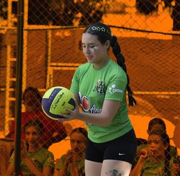 Aluna do OMNI jogando vôlei nos jogos internos JICEO