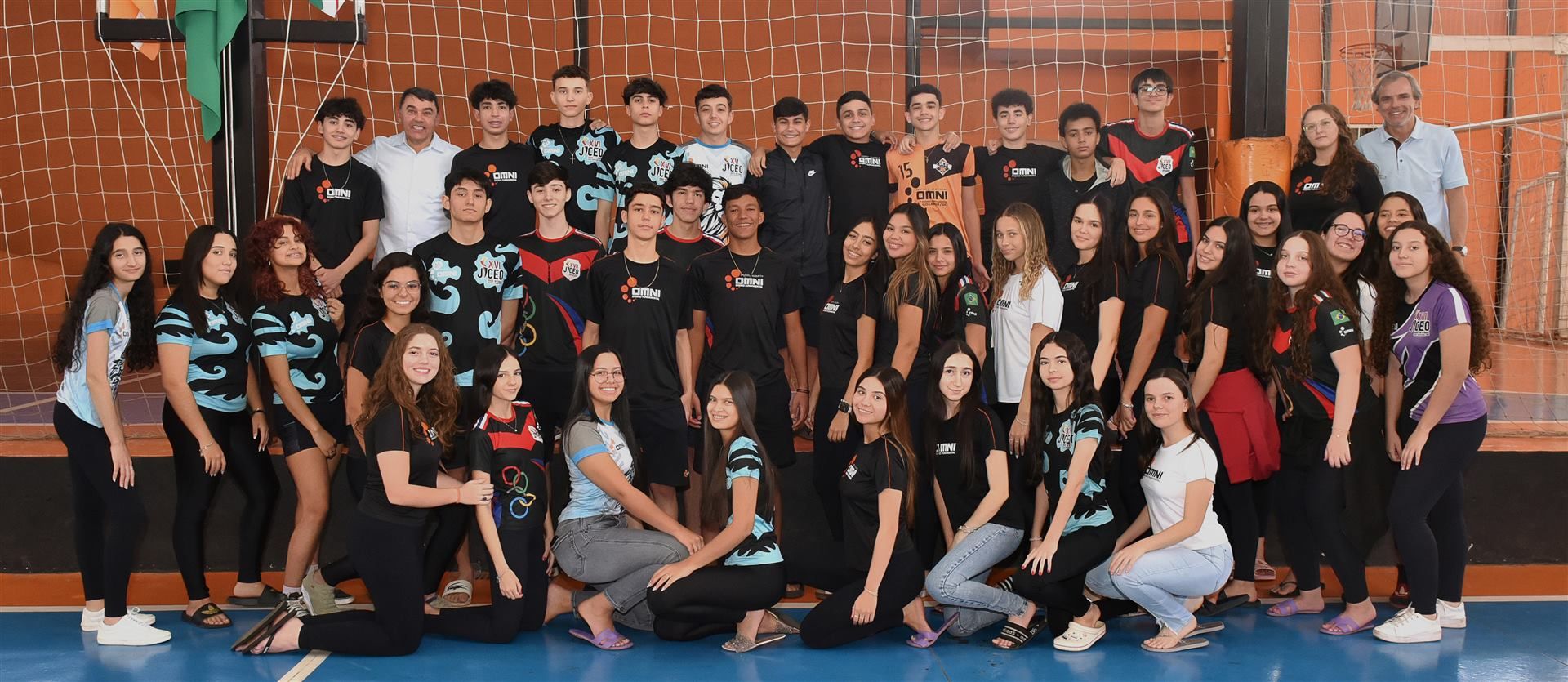 Grupo de alunos do Centro Educacional OMNI reunidos no JICEO