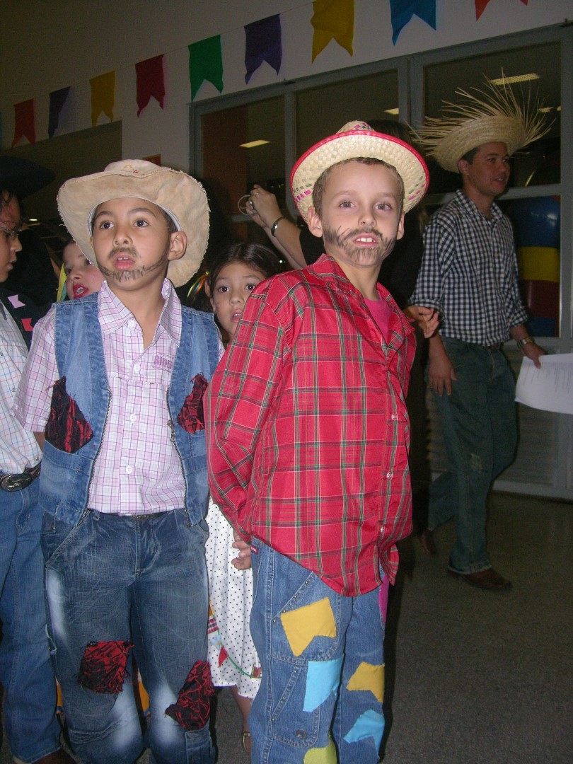 Alunos do OMNI na Festa Junina de 2008