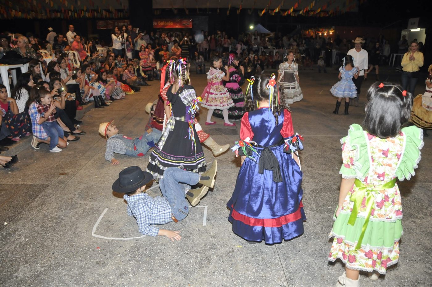 Crianças do OMNI dançando quadrilha na Festa Junina de 2013