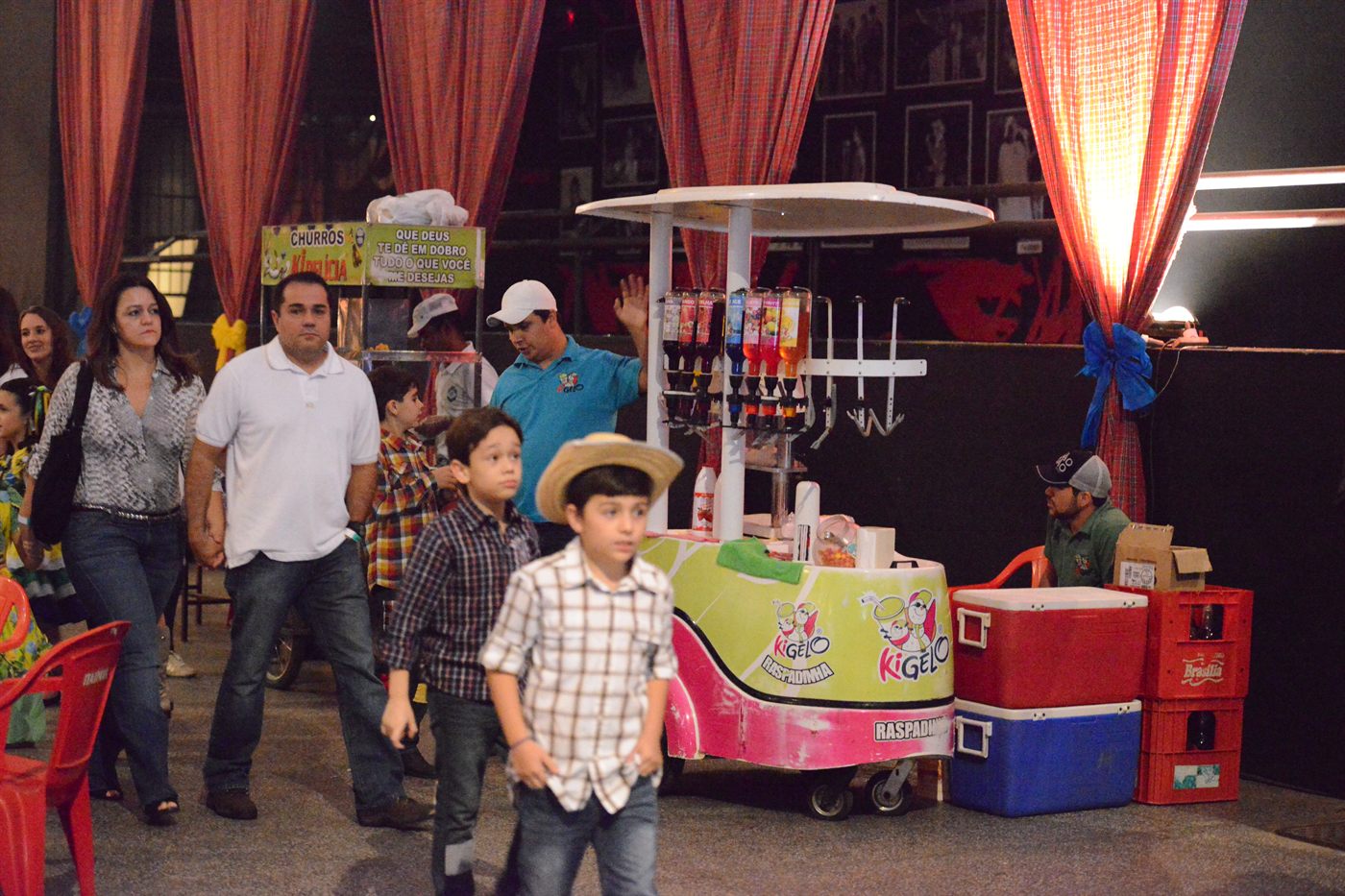 Famílias e alunos do OMNI na Festa Junina de 2014