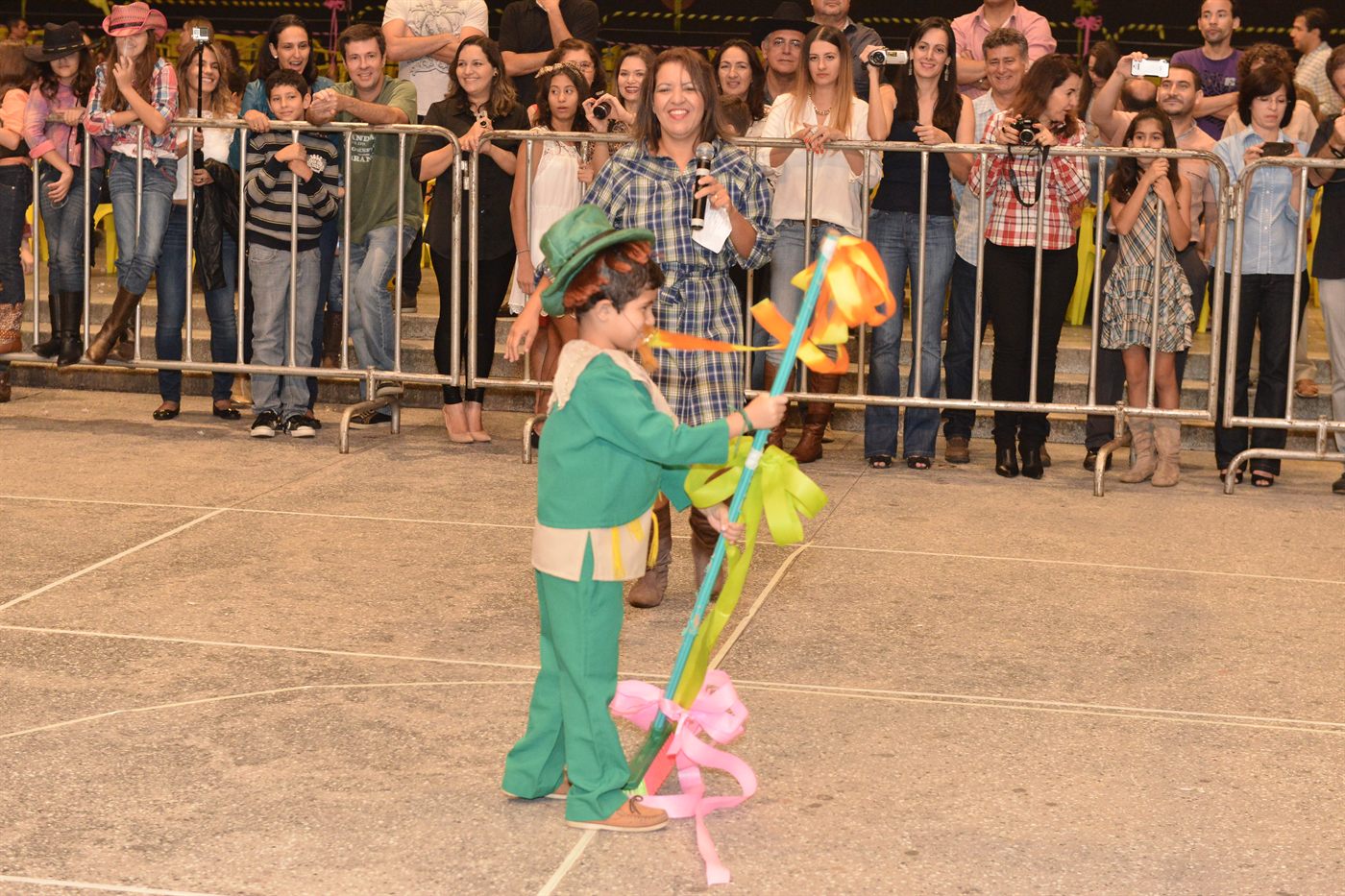 Aluno do OMNI abrindo a quadrilha da Festa Junina de 2015