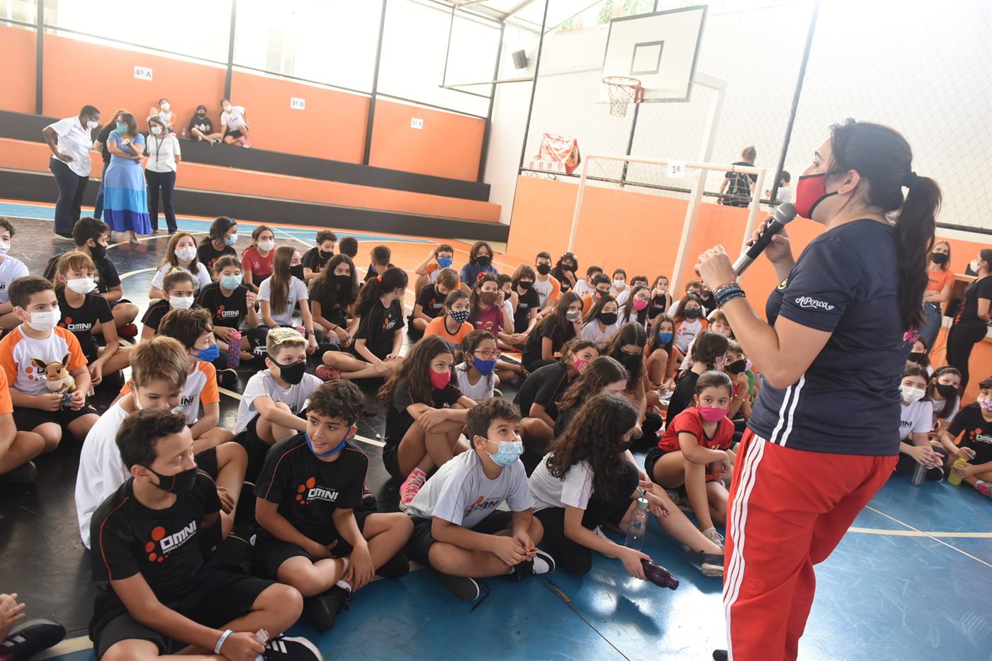 Alunos do OMNI reunidos na quadra no JICEO de 2021, usando máscaras