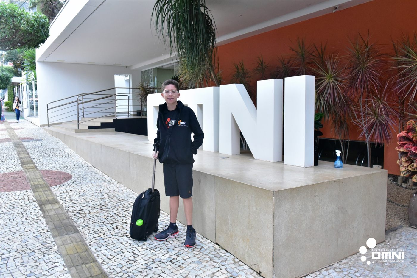 Aluno do OMNI na entrada da escola na volta às aulas de 2023