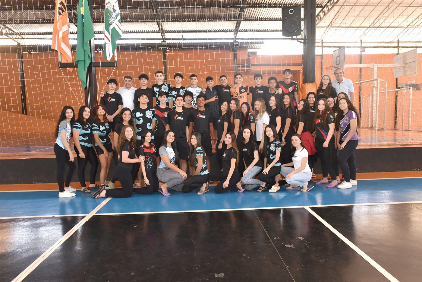 Turma de alunos premiados em matemática com a direção do OMNI em 2024