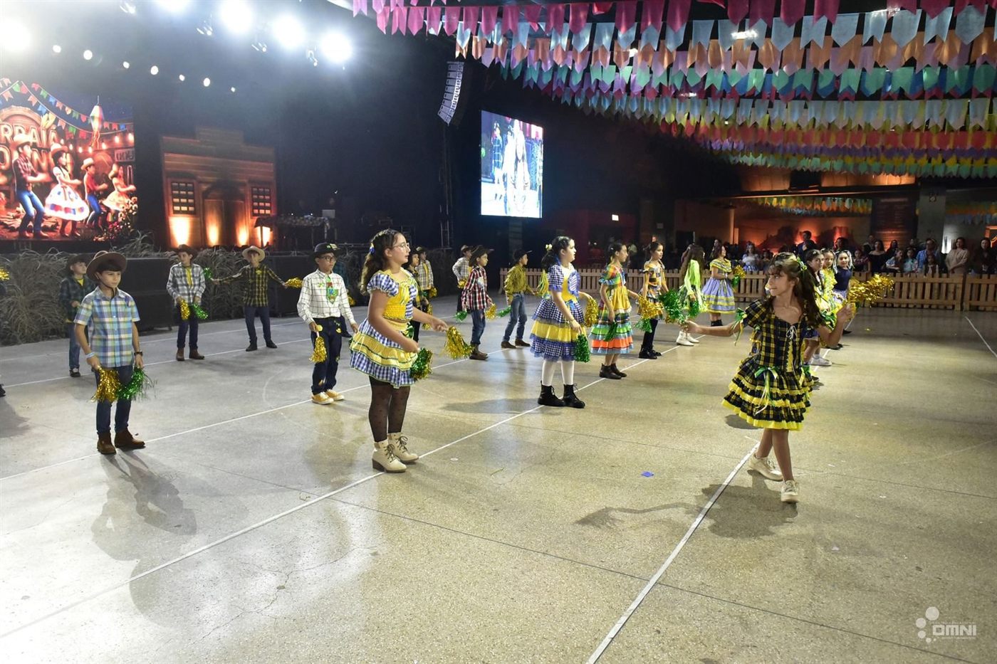 Alunos do OMNI dançando quadrilha na Festa Junina de 2026