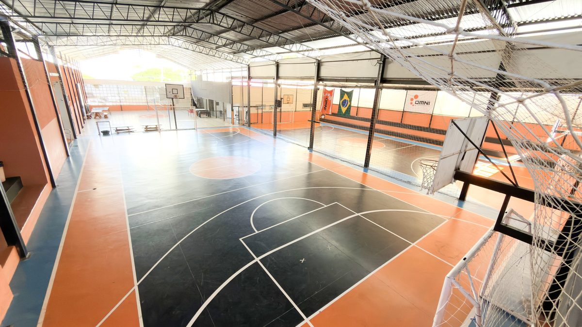 Quadras poliesportivas cobertas do Centro Educacional OMNI