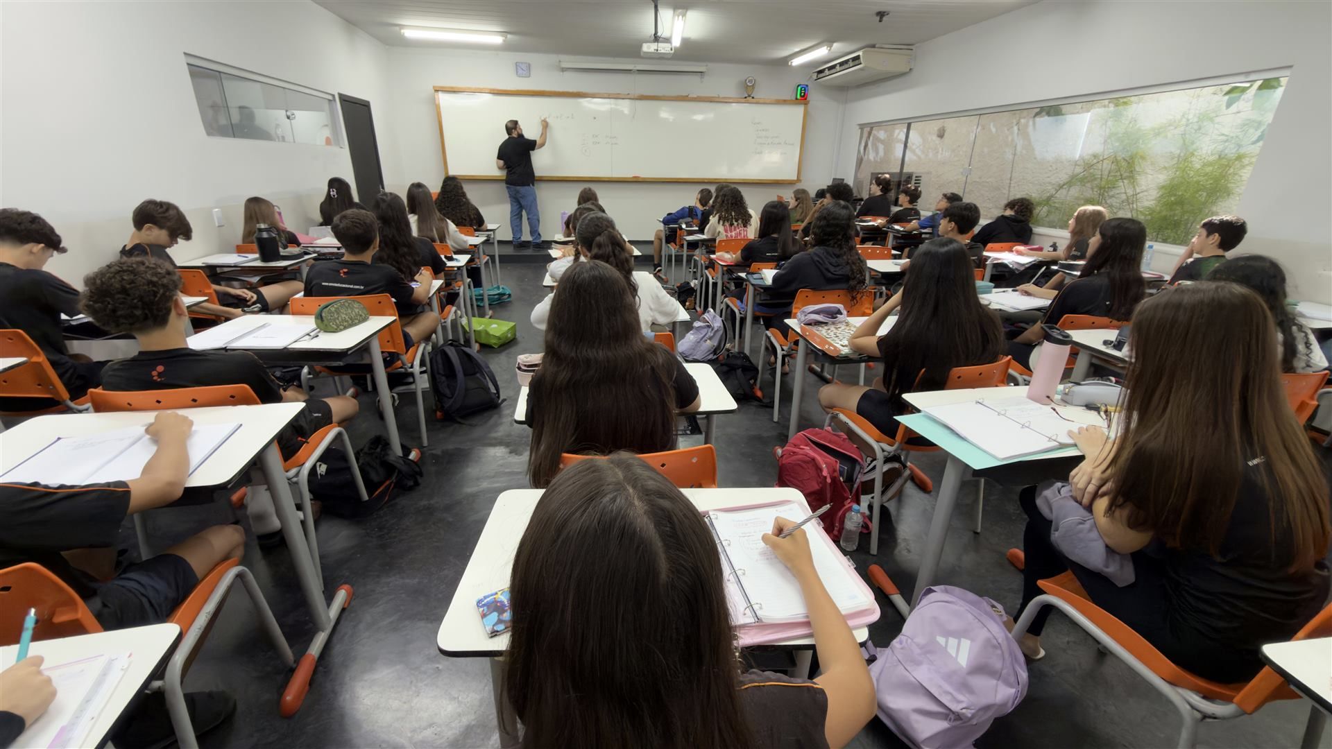 Alunos das Séries Finais do OMNI em atividade escolar